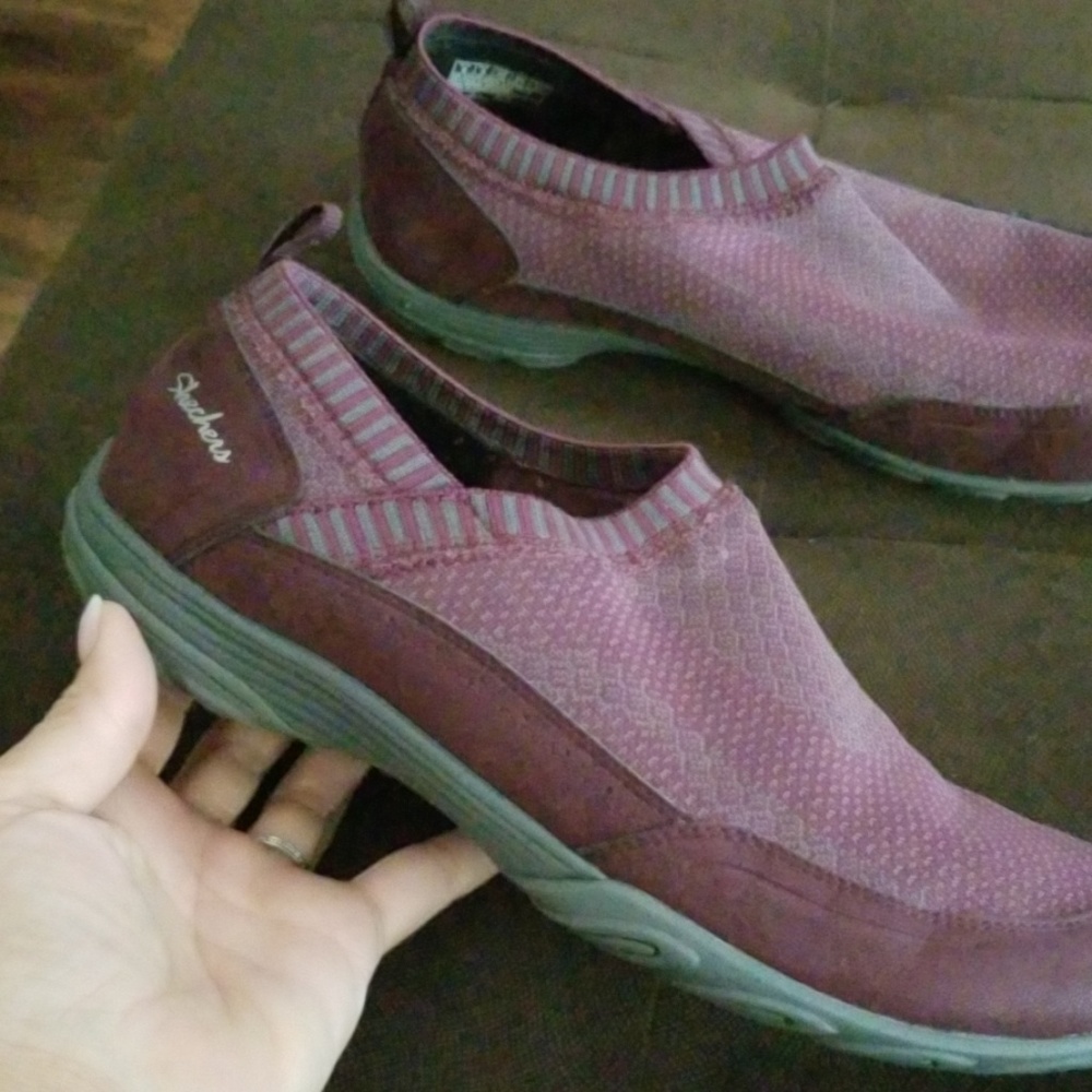 Women's size 8 skechers
